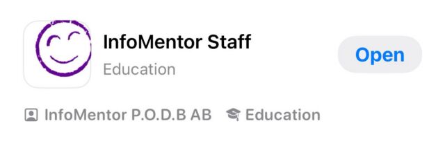 ℹ 👉Infomentor er með tvö öpp, annars vegar app fyrir nemendur og aðstandendur og hins vegar fyrir starfsmenn skóla. Vegna nýlegrar uppfærslu á starfsmannappinu þurfa þau sem nota appið og eru með Apple snjalltæki (iOs stýrikerfi) að eyða appinu og sækja það aftur. 
1. Eyddu appinu af snjalltækinu.
2. Farðu í Appstore og náðu í InfoMentor Staff appið. 
3. Skráðu þig inn á Mentor í gegnum vafra í tölvu.
4. Smelltu á upphafsstafina þína eða myndina af þér efst í hægra horninu og veldu stillingar.
5. Smelltu á Tengja nýtt app. 
6. Þá birtist QR kóði sem þú þarft að láta snjallækið þitt lesa.
7. Þegar snjalltækið er búið að lesa kóðann þá þarf notandinn að búa til pin númer fyrir sinn aðgang.