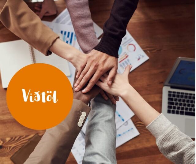 Á næstu vikum bjóða margir skólar upp á viðtalsdaga. Við uppfærðum fundarbókunareininguna hjá okkur í haust en hana má nú finna undir Skipulag - Fundarbókanir og leiðbeiningar má finna í handbókinni. Við minnum á að um leið og búið er að setja upp viðtalstíma fyrir bekk/hóp og smellt er á "birta lausa tíma" þá opnast skráningin fyrir aðstandendur. Það stendur til að breyta þessu en það næst því miður sennilega ekki á þessu skólaári. Ef skólar vilja opna fyrir skráningu hjá öllum árgöngum í einu þá er hægt að hafa samband við okkur og við lokum fyrir að viðtalseiningin opnist hjá aðstandendum þangað til skólar eru tilbúnir með alla viðtalstíma. Gott er að hafa í huga að loka fyrir skráningar a.m.k. einum degi áður en að viðtöl fara fram þannig að hægt sé að hafa samband við þá aðstandendur sem ekki hafa bókað viðtal. Gangi ykkur sem allra best! 😃