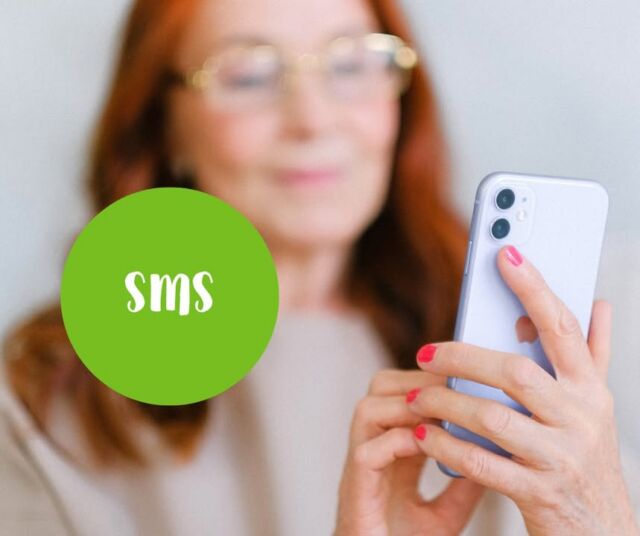 Nú er vetur konungur farinn að herja á landið og því fjallar moli vikunnar um SMS- sendingar í Mentorkerfinu sem finna má undir flipanum upplýsingaveita. SMS sendingar eru þægilegur samskiptamáti fyrir stutt skilaboð til hópa, t.d. varðandi slæma veðurspá. Flestir skólar nýta þessa einingu en skólastjórnendur stilla hvaða notendahópar geta sent SMS  og á hvaða notendahópa hægt er að senda boð. Þá geta skólastjórnendur einnig séð send SMS í stillingum og fylgst með inneign. Það er skólum að kostnaðarlausu að setja upp SMS sendingar en greiða þarf fyrir SMS inneign. 📲💬😀